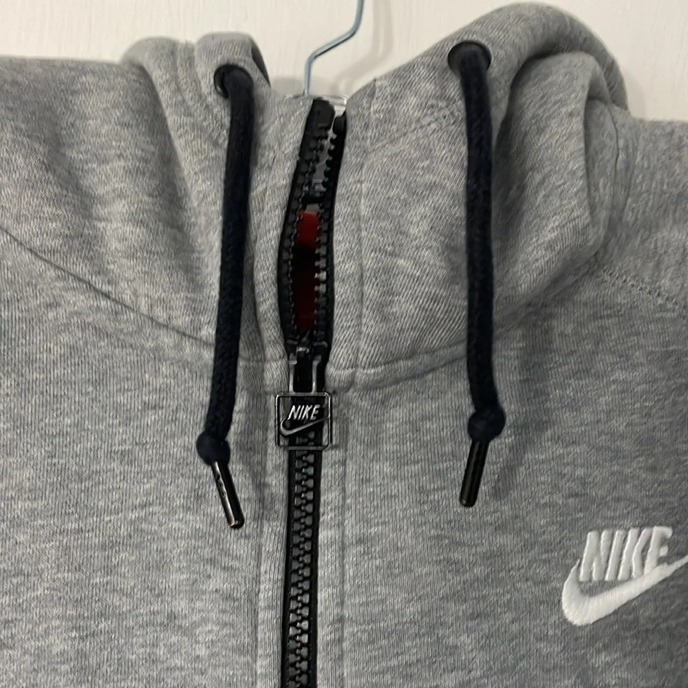 Nike essential full zip up